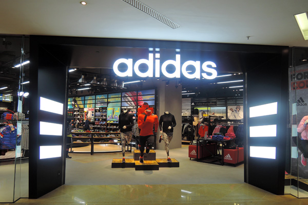 Brandul Adidas a dat în judecată un butic din Piața Centrală