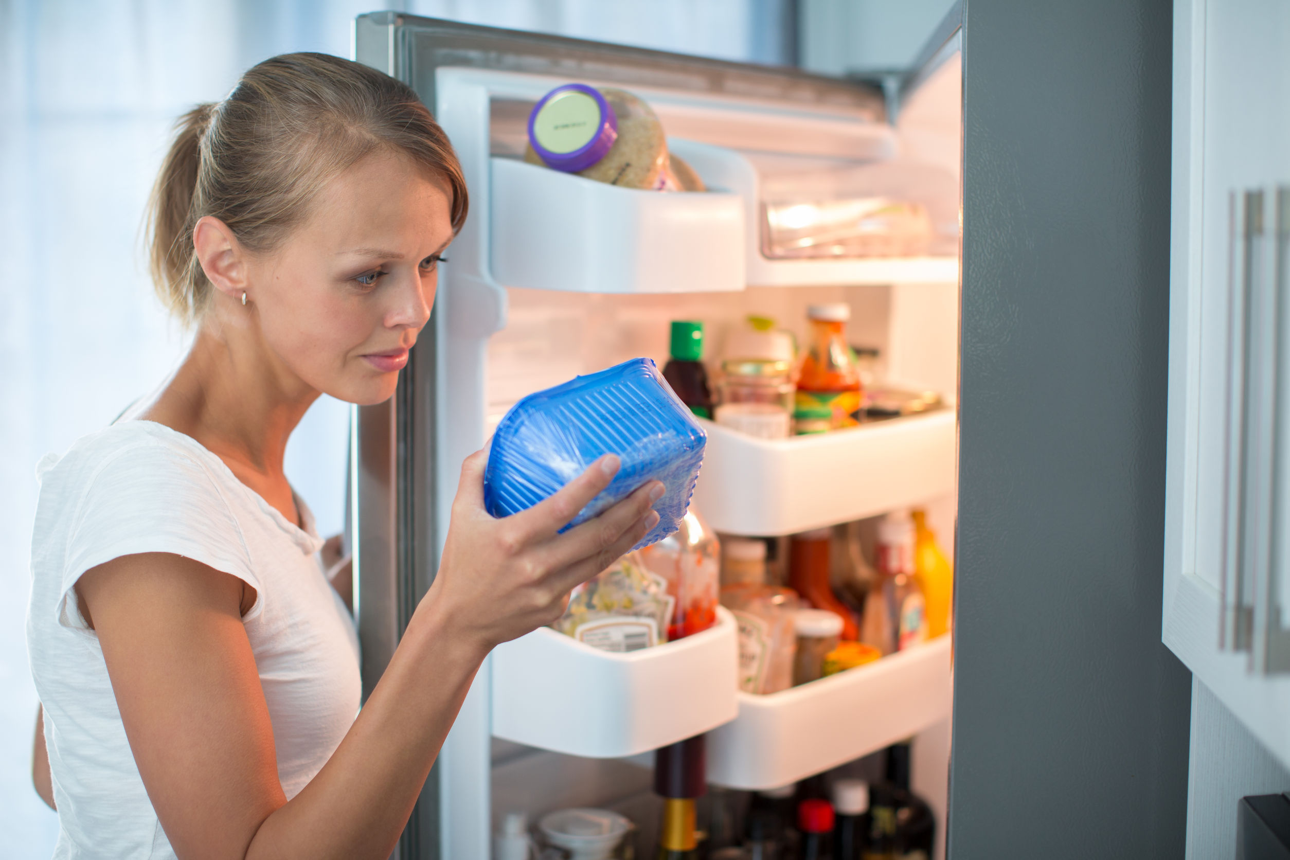 Ai alimente expirate în casă? Iată pe care le poţi consuma şi în ce condiţii!