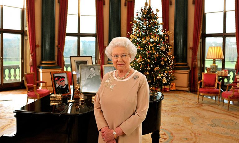 Ce cadou inedit primesc cei 550 de angajați din partea Reginei Elisabeta a II-a?