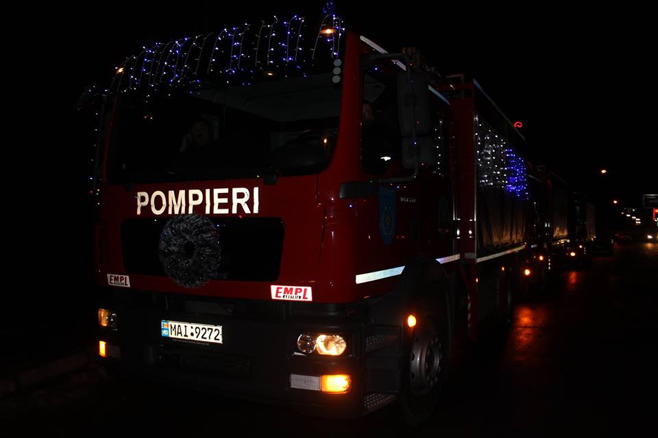18 autospeciale ale pompierilor au format o coloană în seara zilei de 24 decembrie în Capitală