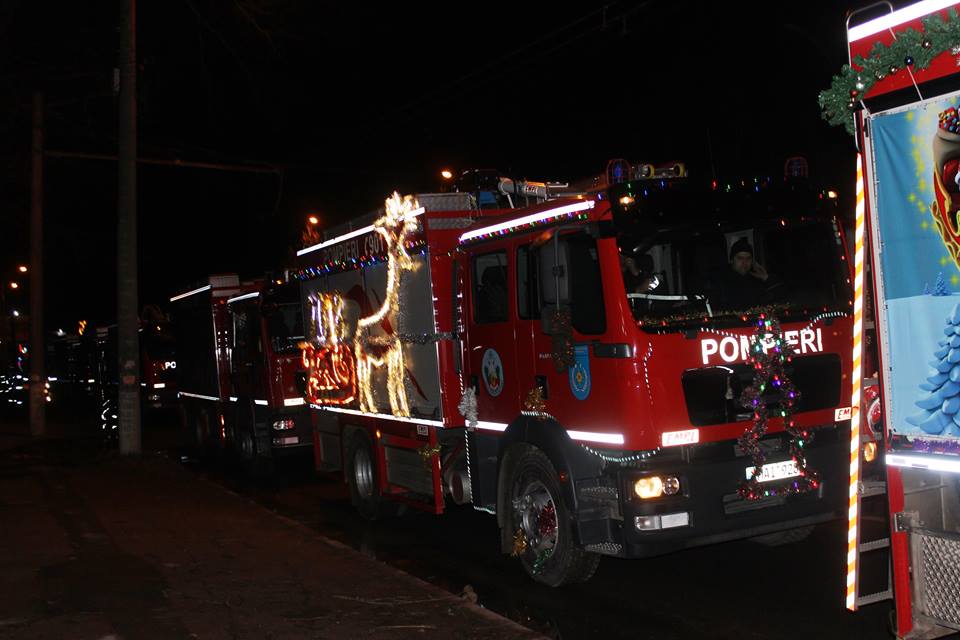 18 autospeciale ale pompierilor au format o coloană în seara zilei de 24 decembrie în Capitală