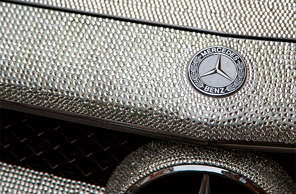 Молдавская студентка в Лондоне покрыла свой Mercedes миллионом стразов Swarovski