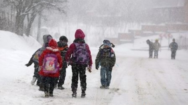 Consecințele ninsorii puternice: 47 de şcoli şi 10 grădiniţe din ţară şi-au sistat activitatea