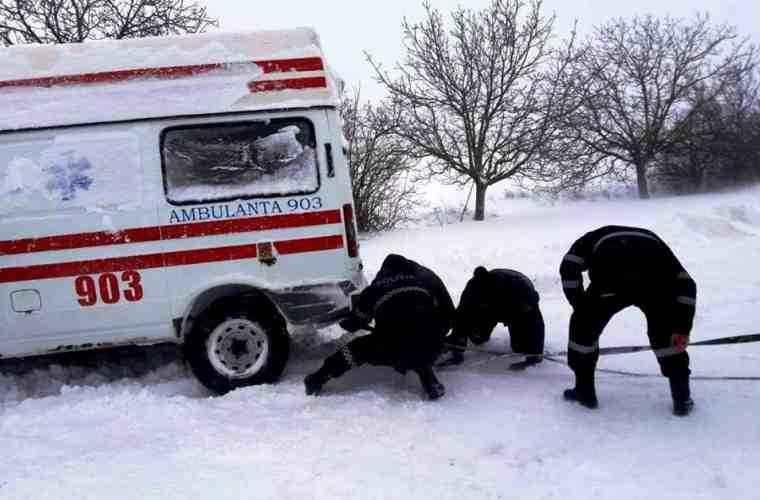 Машина Скорой помощи с младенцем застряла в снегу ВИДЕО