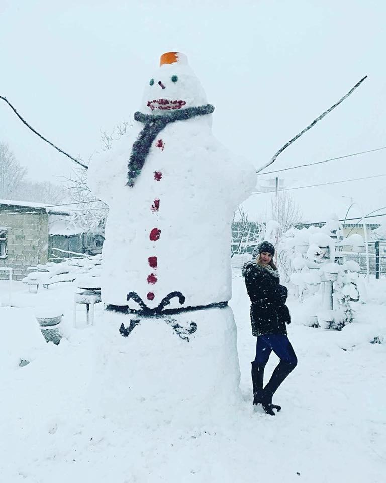 Om de zăpadă gigantic, într-un sat din Moldova