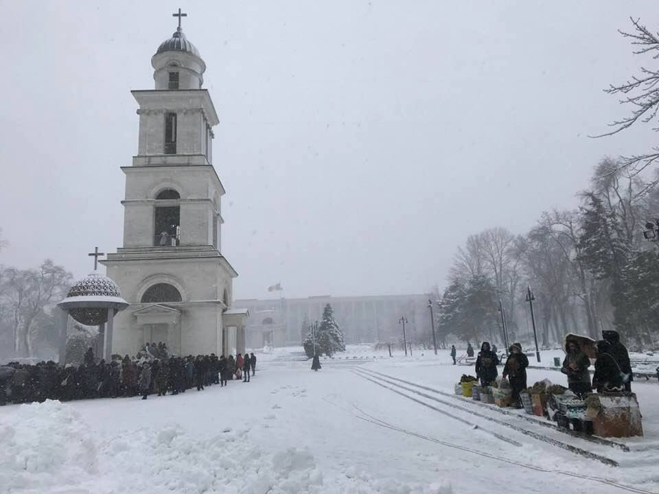 La Catedrală, moldovenii s-au călcat în picioare pentru agheasmă