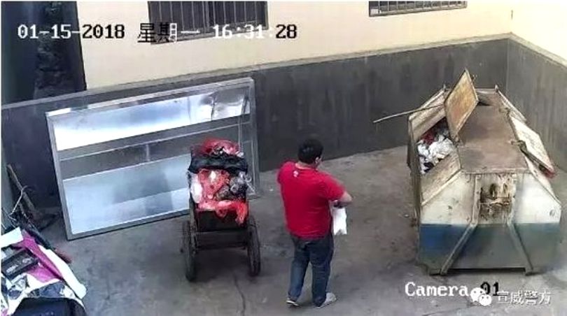 Un bărbat a fost filmat în timp ce-și arunca bebelușul la tomberon