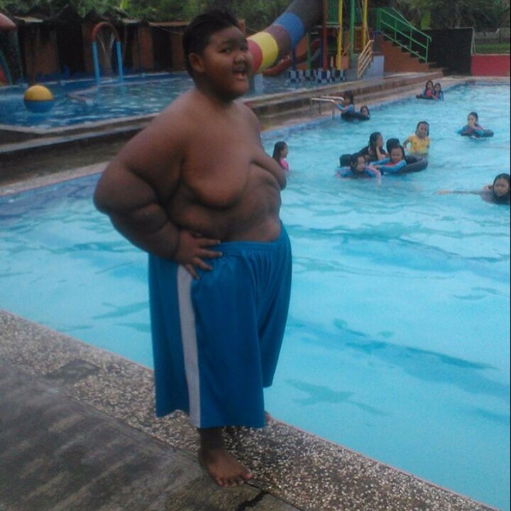 «Самый толстый мальчик в мире» похудел на 76 килограммов и теперь может играть в футбол (фото)