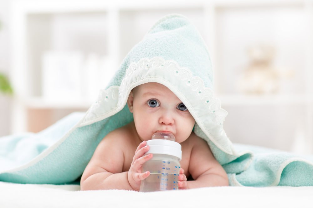 De ce nu trebuie să le dăm bebeluşilor să bea apă