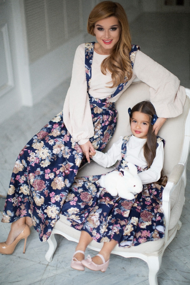 Ksenia Borodina si fiica sa, intr-un catalog de moda. Vezi cum arata cele doua in tinute asortate
