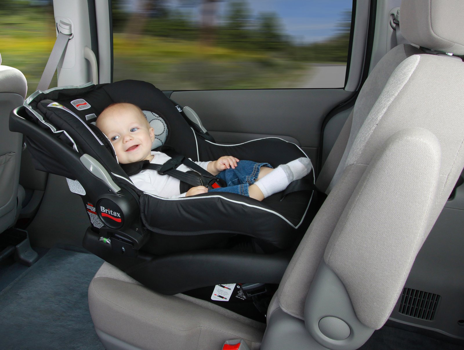 До скольки лет нужно детское кресло ребенку. Автокресло для новорожденных. Автолюлька для новорожденных. Автолюлька для новорожденных в машине. Кресло в автомобиль для ребенка.
