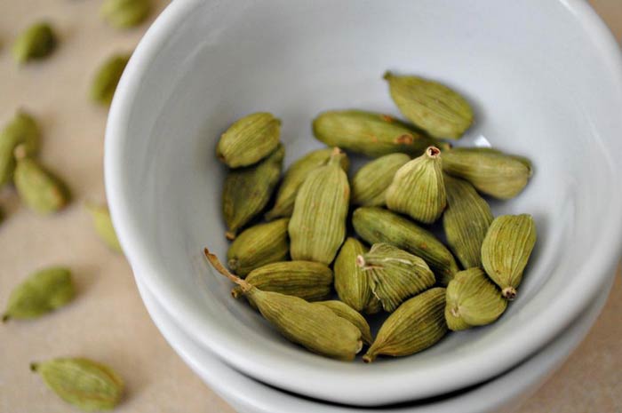 15 полезных свойств кардамона для здоровья