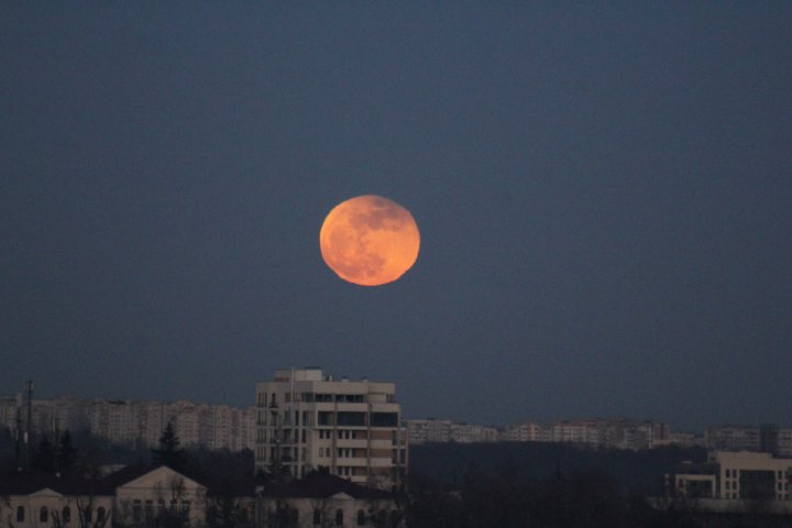 Imagini spectaculoase cu Super Luna albastră sângerie, surprinse pe cerul de la Chişinău