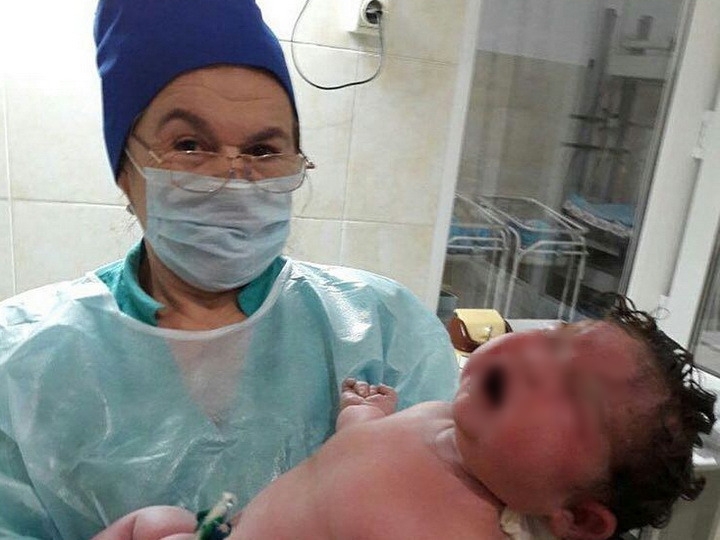 În Rusia s-a născut un bebeluș uriaș pe cale naturală