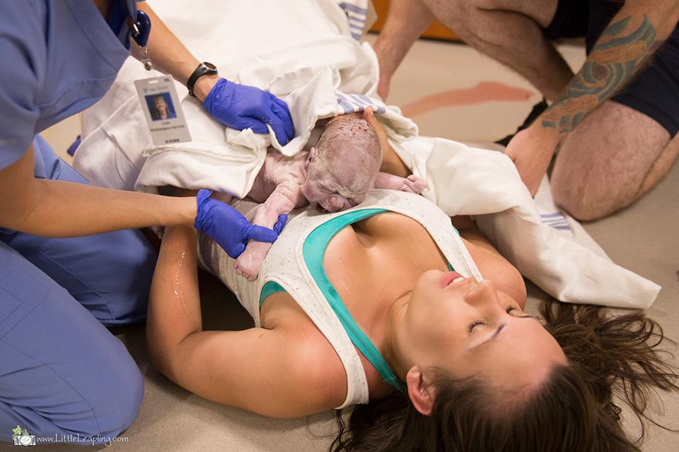 Беременная женщина родила прямо в коридоре больницы