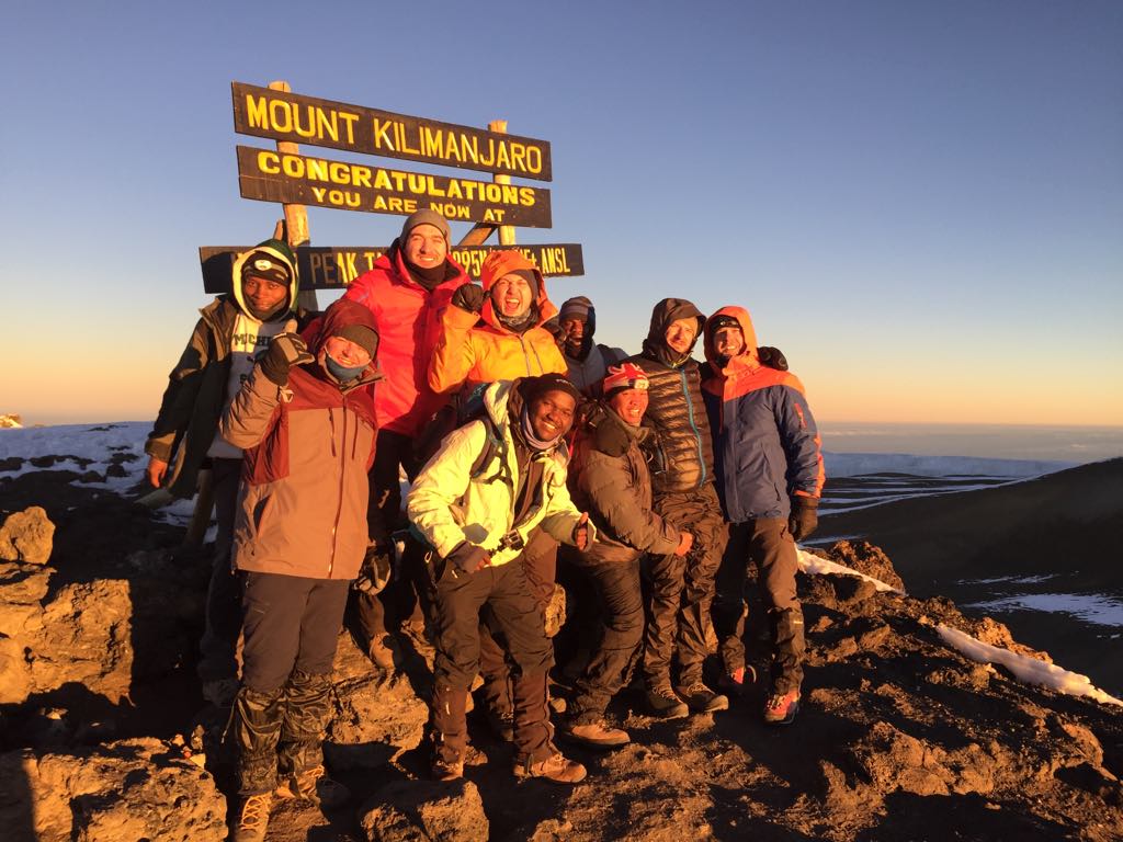 Cinci tineri din Moldova au urcat pe vârful Kilimanjaro și au adunat 50.000 de lei pentru copiii cu nevoi speciale