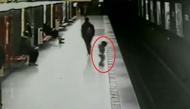Un băiețel de doar 2 ani, salvat de pe şinele metroului din Milano