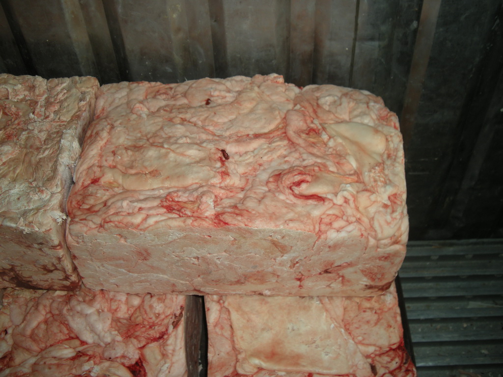 Carne şi mezeluri din carne de porc cu termenul de valabilitate expirat, depistate într-o întreprindere din Anenii Noi