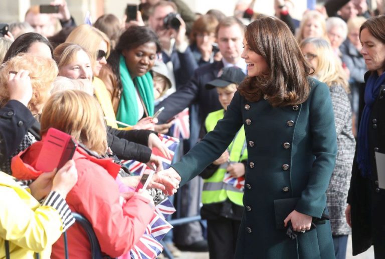 Însărcinată în luna a șaptea, Kate Middleton arată spectaculos