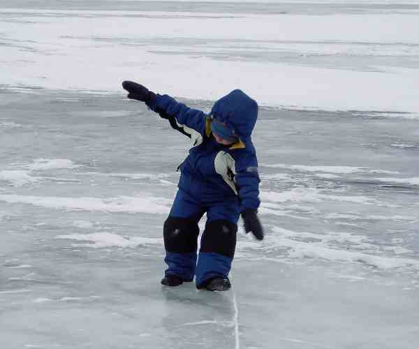 În ciuda riscurilor, moldovenii se plimbă pe gheaţa subţire de pe lacuri și iazuri