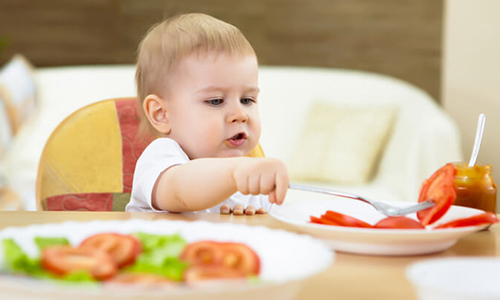 5 важных питательных веществ в рационе ребёнка после первых шести месяцев жизни