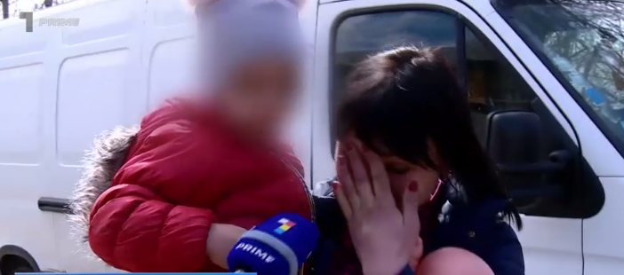 Fetiţa de doar trei ani care a fost sechestrată de propriul tată timp de șase luni, a revenit la mama sa