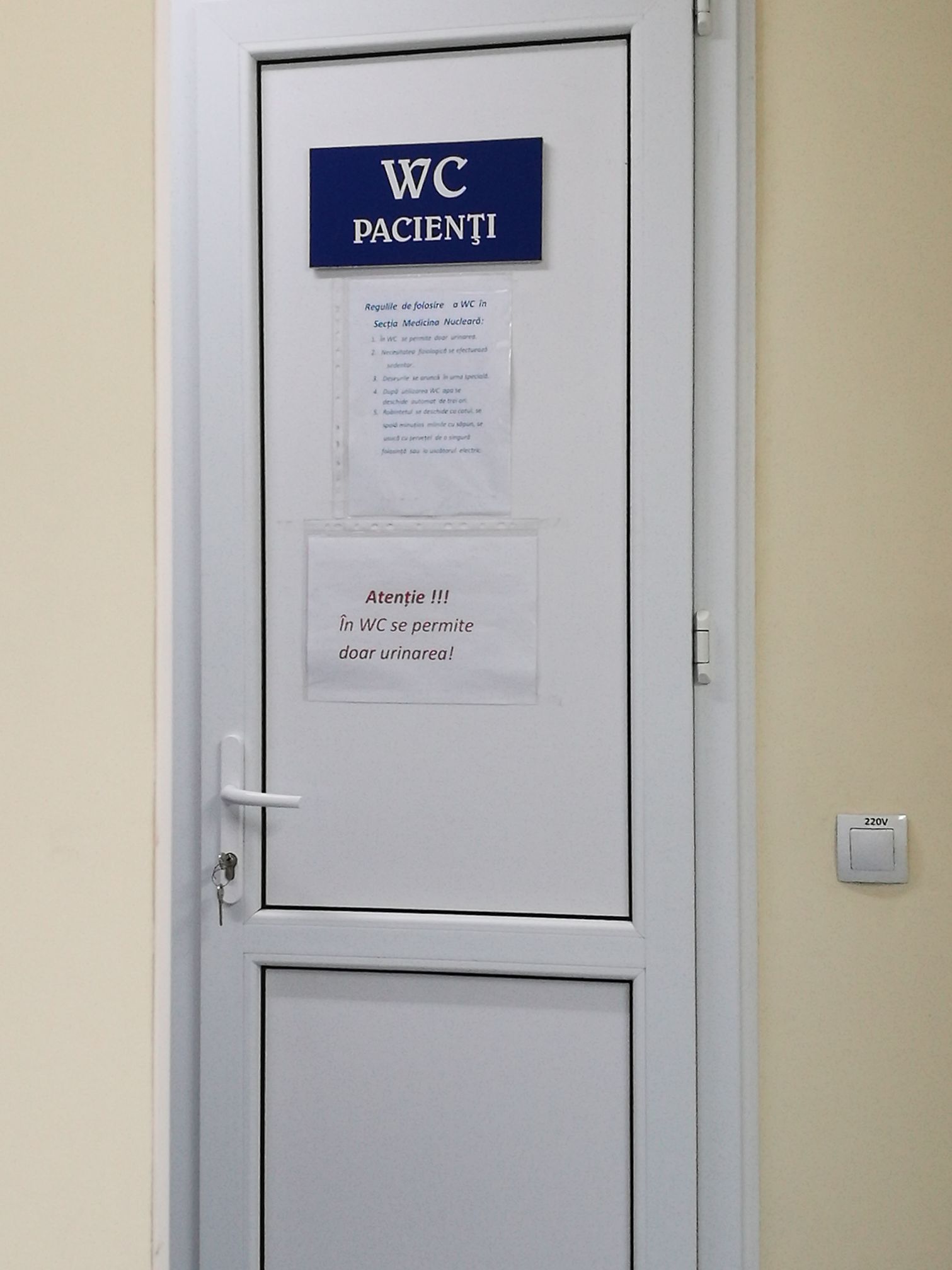 POZA ZILEI. Toaleta dintr-un spital din Chișinău în care se permite doar să urinezi