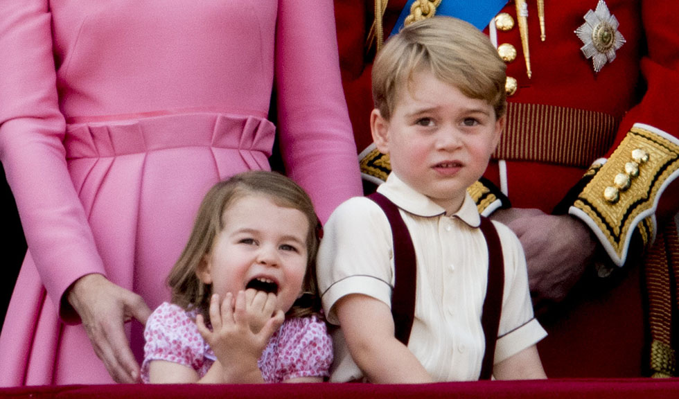Cum vor arăta ținutele Prințului George și Prințesei Charlotte create de designerul moldovean (FOTO)
