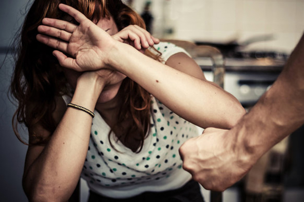 Victimele violenței în familie vor fi încurajate să denunțe agresorii