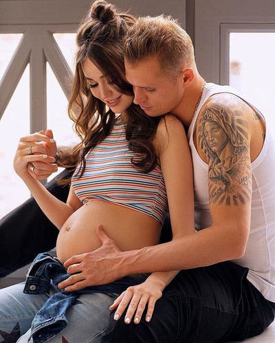 Dmitri Tarasov va deveni tată. Soția sa și-a arătat burtica de gravidă