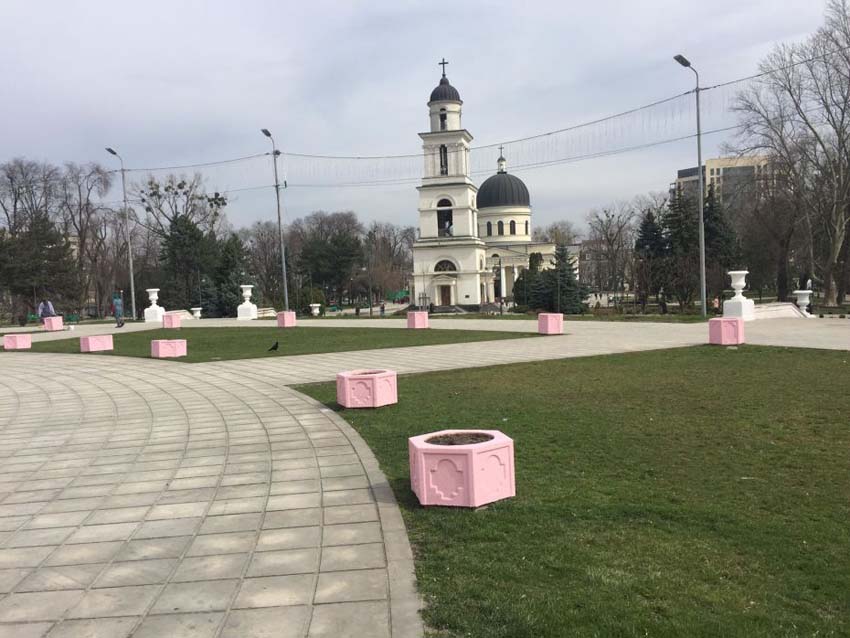 Scările și clumbele de flori de lângă Arcul de Triumf au fost vopsite cu var roz