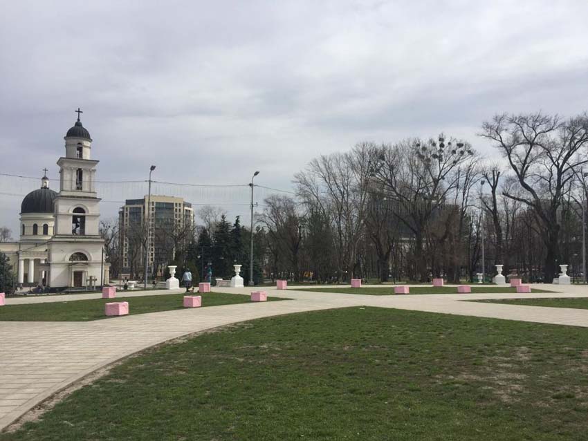 Scările și clumbele de flori de lângă Arcul de Triumf au fost vopsite cu var roz