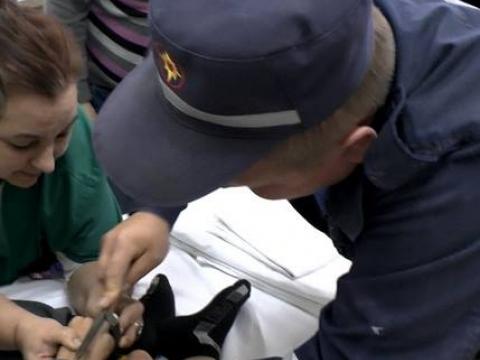 Спасателям пришлось извлекать застрявшие в металле пальцы двух детей (ВИДЕО)