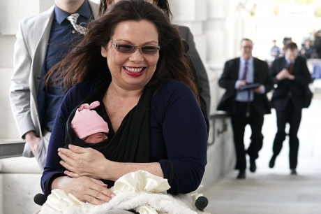 Premieră istorică în SUA: O senatoare a venit cu bebeluşul în plen şi a votat
