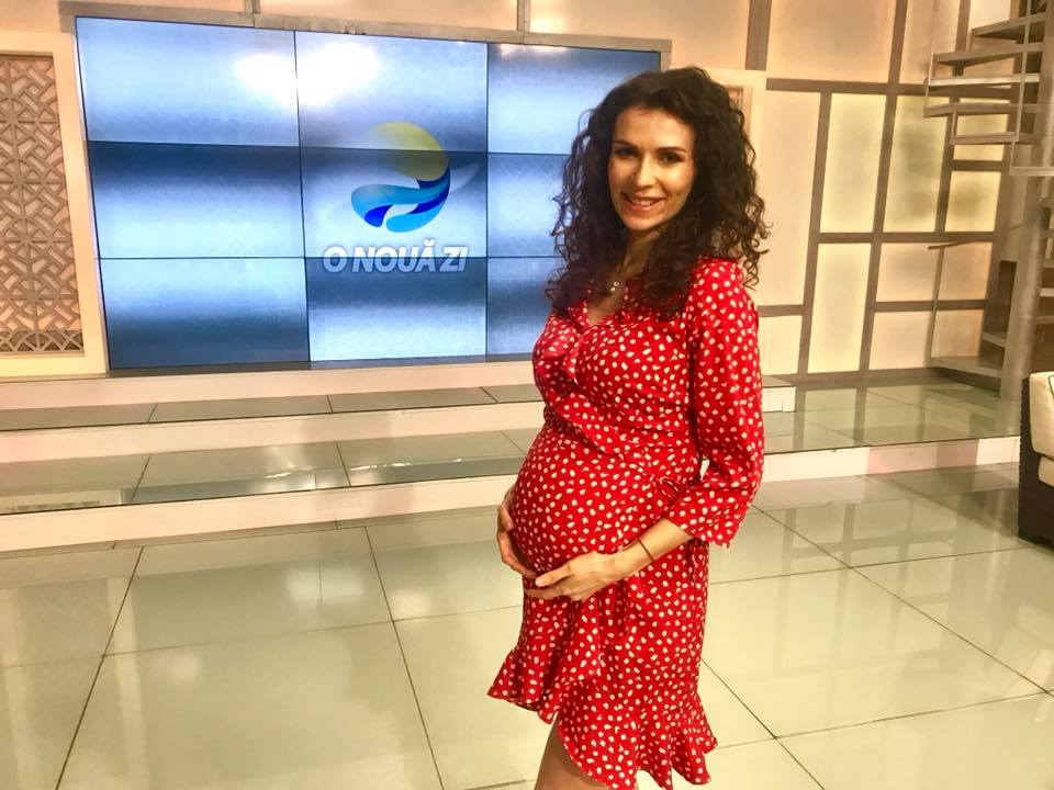 Stela Mikșanski poartă rochia mamei din timpul sarcinii. Arată senzațional!