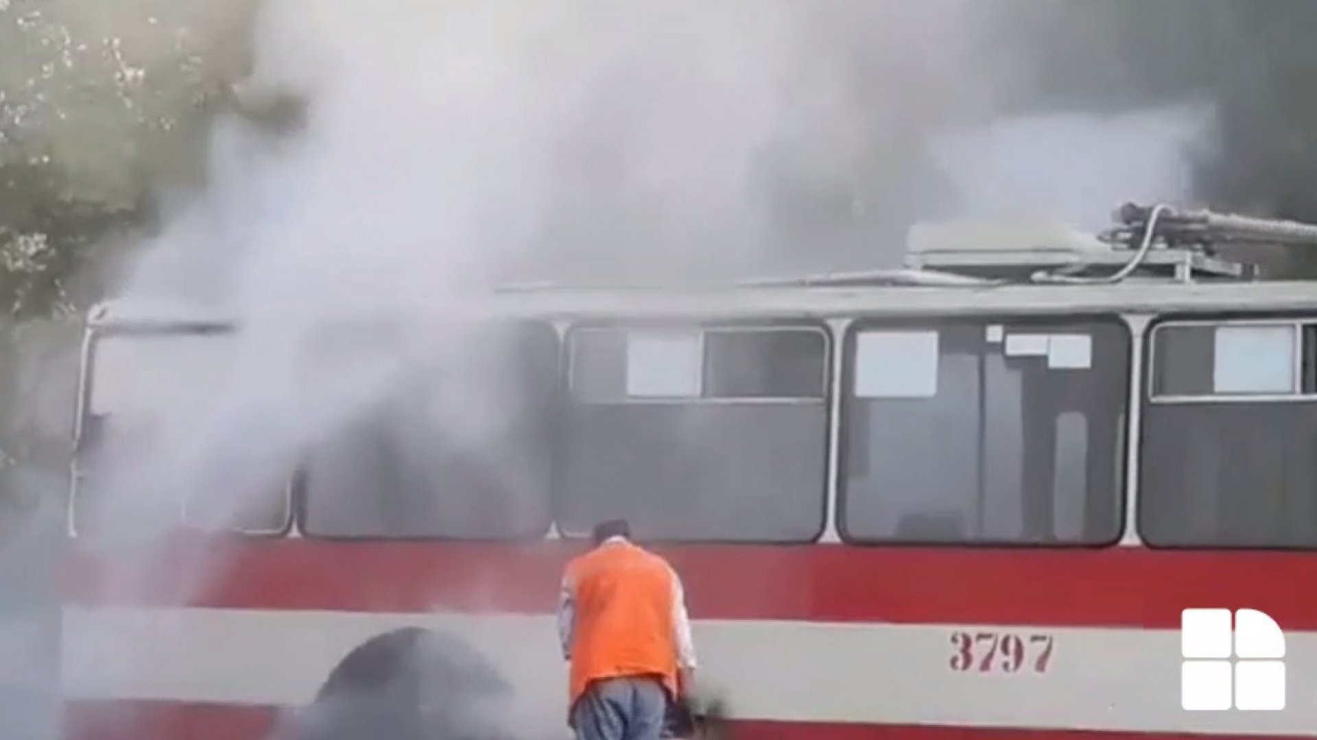 В Кишиневе загорелся троллейбус на улице Алеку Руссо  (ФОТО)