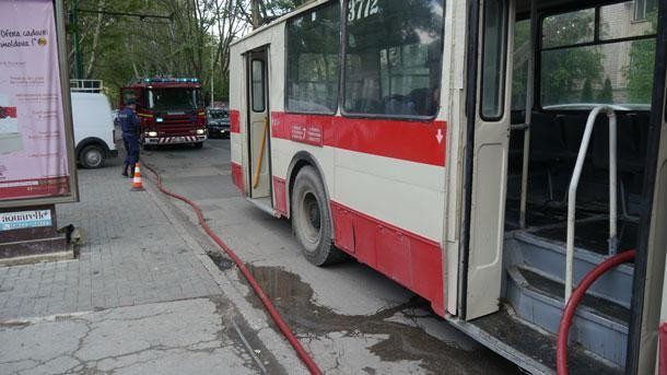 В Кишиневе загорелся троллейбус на улице Алеку Руссо  (ФОТО)