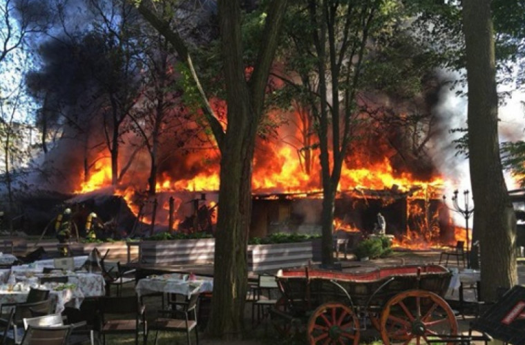 Масштабный пожар в Одессе сняли на видео: сгорело легендарное кафе