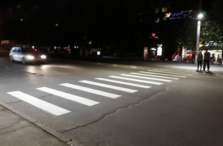 В Кишиневе появился пешеходный переход со светящейся разметкой
