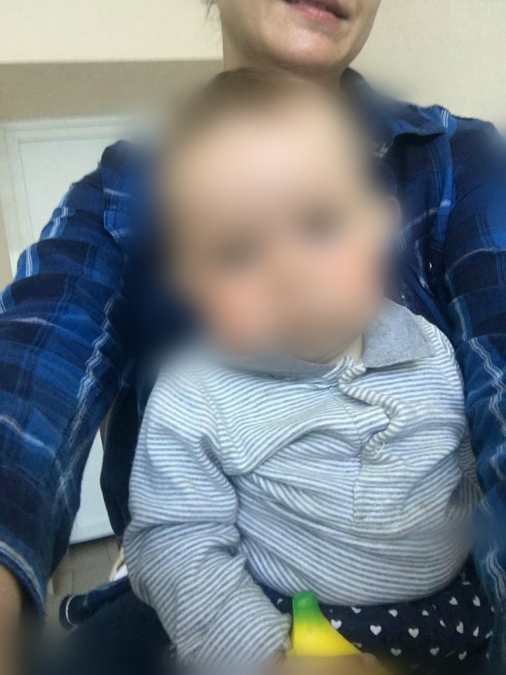 Un copil de nouă luni a fost găsit abandonat în tufiș