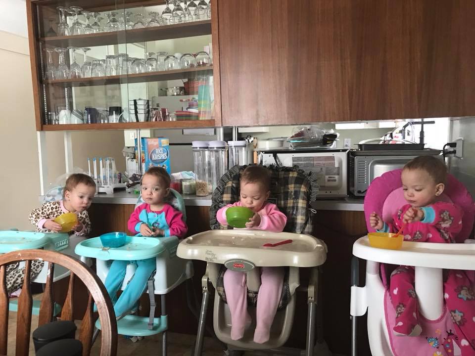 O femeie din Canada are 4 fetițe identice
