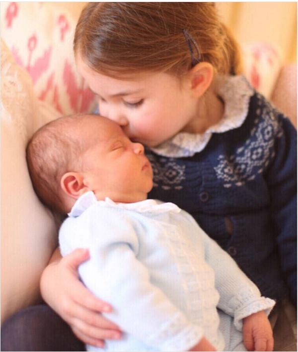 Принц Уильям и его жена показали фото новорожденного сына