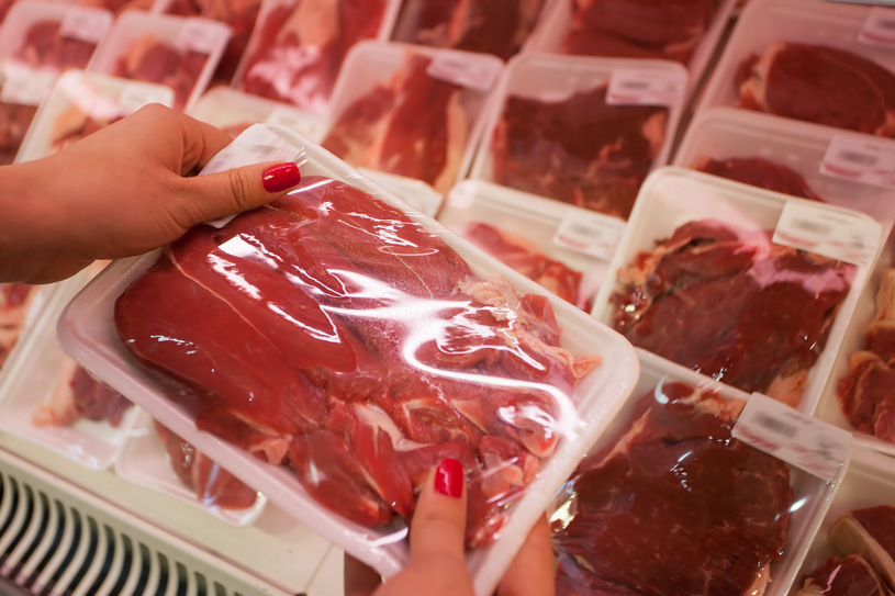 Lichidul roşiatic din pungile de carne din comerț nu este sînge!