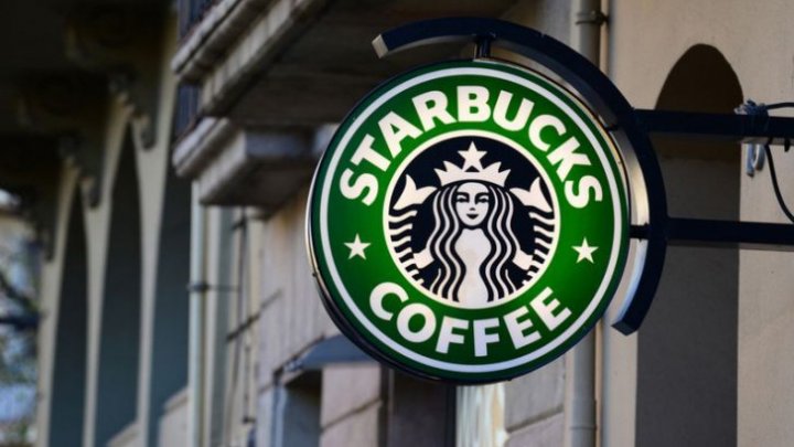 Starbucks вpeмeннo зaкpoeт 8 тыcяч тoчeк в CШA из-зa pacoвoгo cкaндaлa
