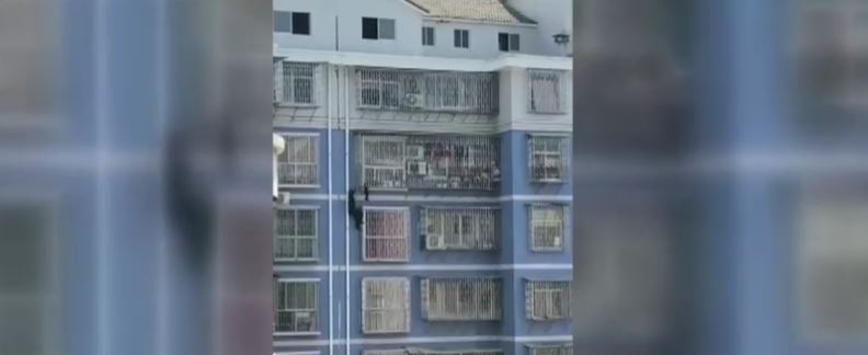 Gest impresionant! Un bărbat a salvat un copil care atârna la etajul 5