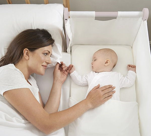 Cea mai bună și sigură metodă de a dormi cu nou-născuții (VIDEO)