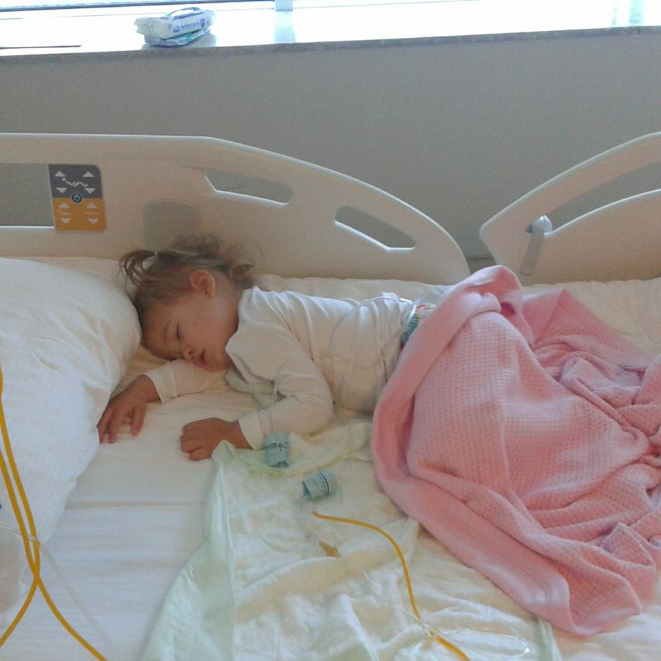 O fetiță de 2 anișori suferă de cancer. Părinții au pierdut anterior alți doi copii din același motiv