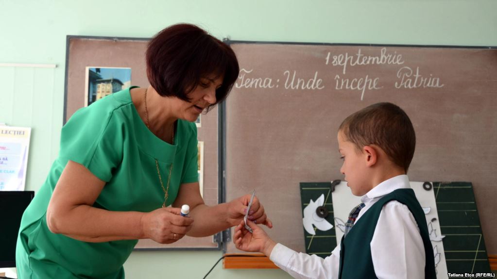 Profesorii din Chișinău vor primi bani pentru rechizite de birou și materiale didactice