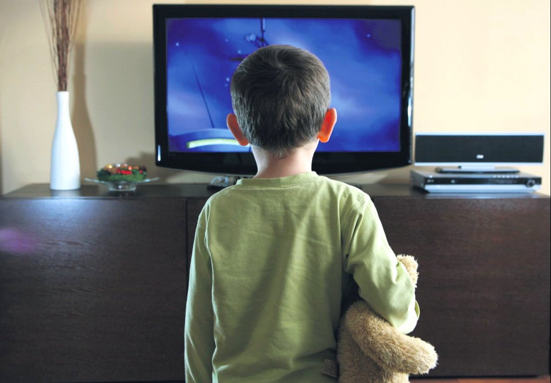 Cît timp se pot uita copiii la televizor?