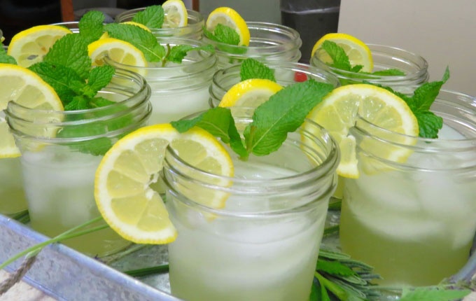 Trei rețete de limonadă cu castraveți care te vor salva în această vară